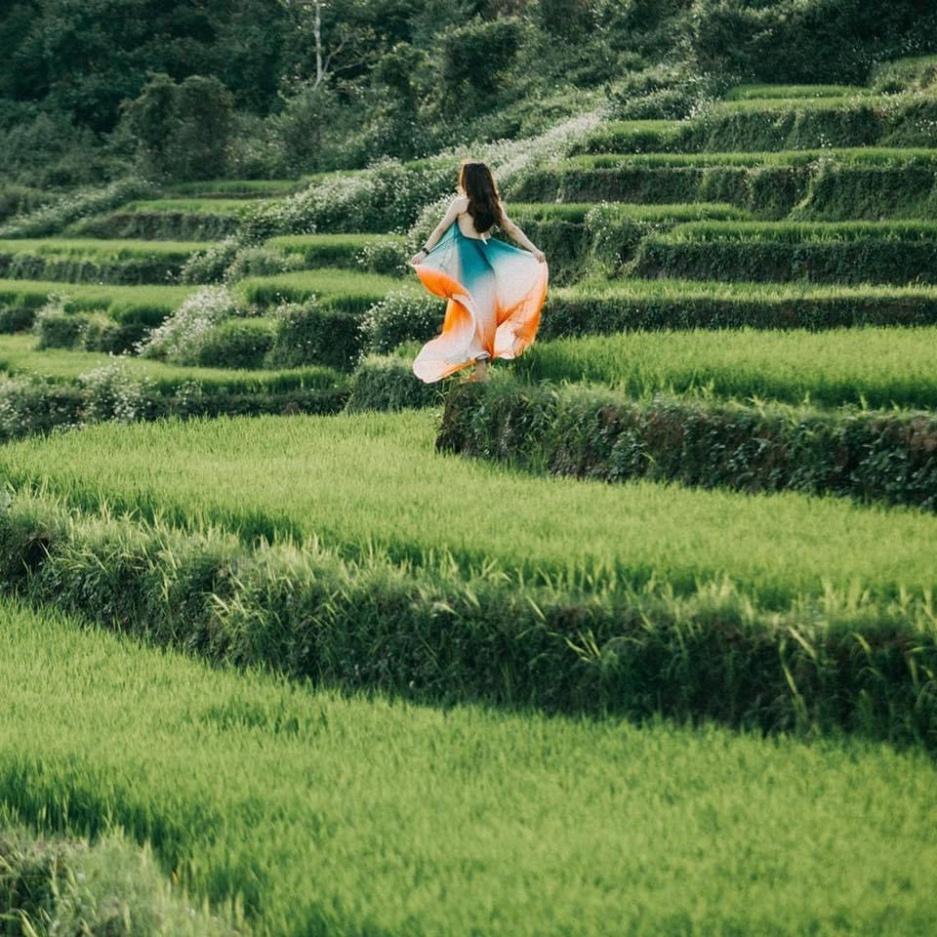 Đầm váy maxi loang màu xanh voan lót lụa mút ngực dập ly cam cổ yếm hở lưng Ivy fashion đi biển dự tiệc dạo phố bigsiz