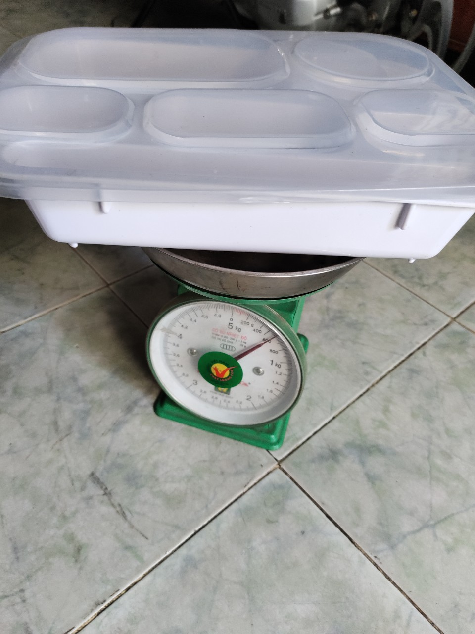 Khay cơm phần 6 ngăn nhựa melamin 33 × 26 × 6 cm cao có ô đựng muỗng đũa và 2 nắp đậy