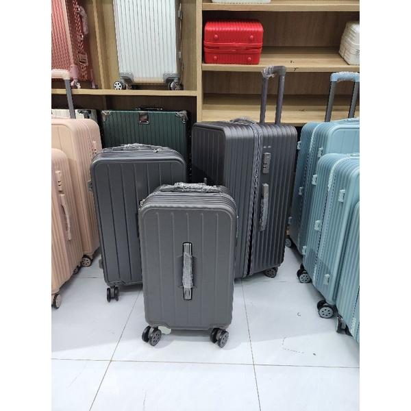 Vali Siêu to vuông cao cấp.Nhựa PC chống vỡ.Có 2 mặt chân giảm độ xước.Size 20/24/29 chống va đập cực tốt.