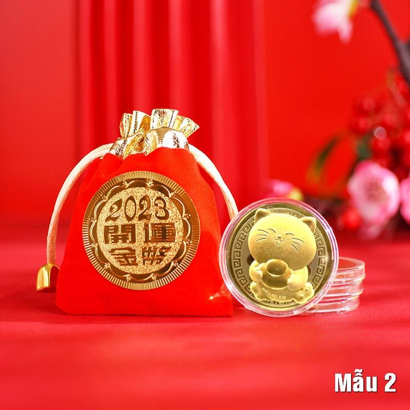 ĐỒNG XU MÈO VÀNG KÈM TÚI GẤM ĐỎ 2023 may mắn cát tường -Mẫu 2 - PASA COLLECTION