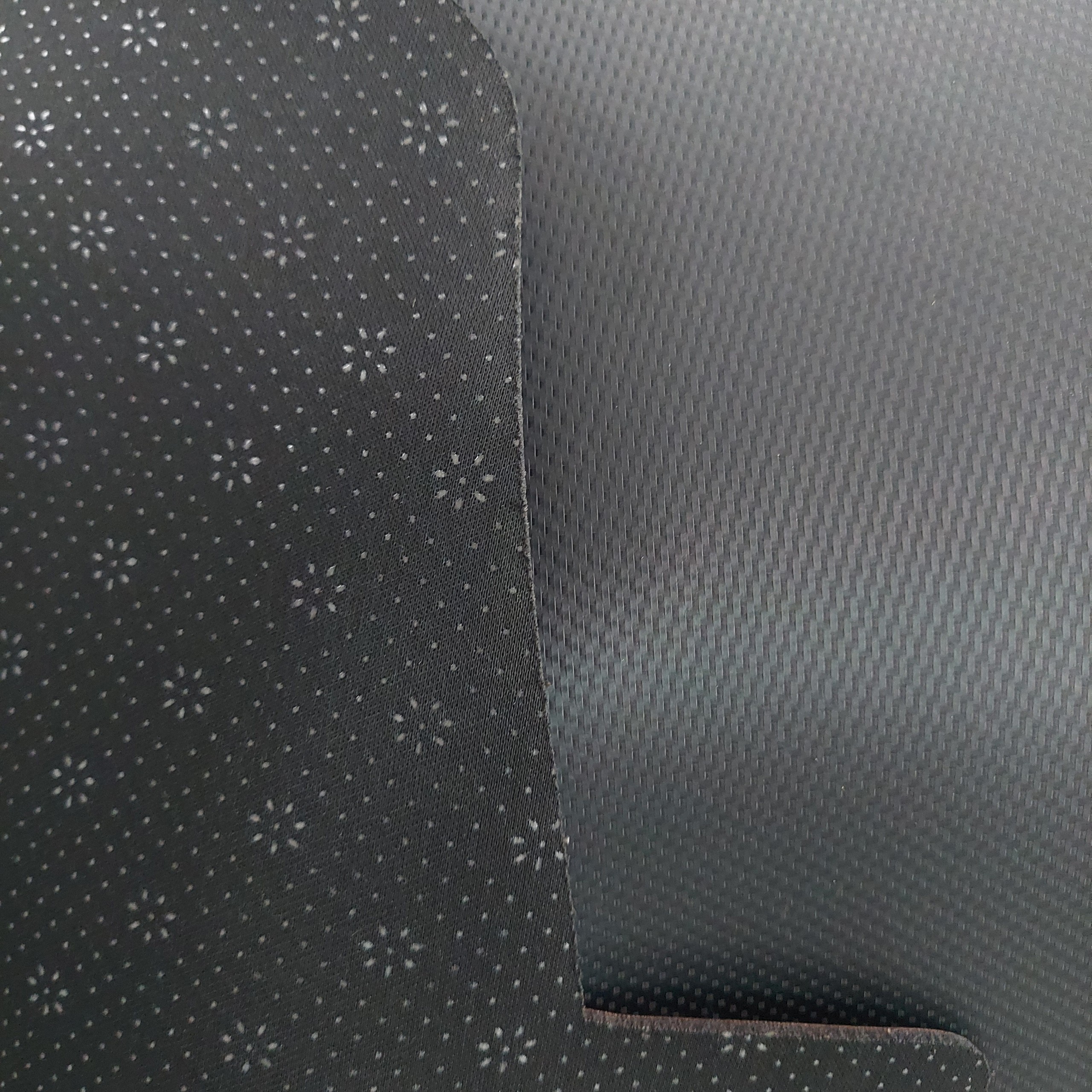 Thảm da Taplo vân Carbon Cao cấp dành cho xe Toyota Fortuner 2017 có khắc chữ Toyota Fortuner và cắt bằng máy lazer