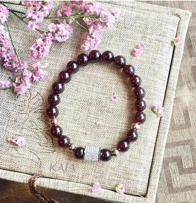 Vòng tay phong thủy Thạch Hồng Lựu 8 ly mix charm bạc 925