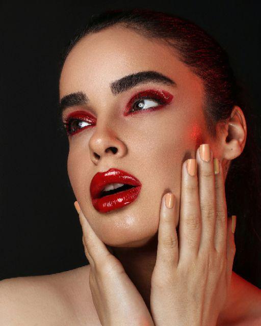 Decal dán tường salon cô gái thẩm mỹ