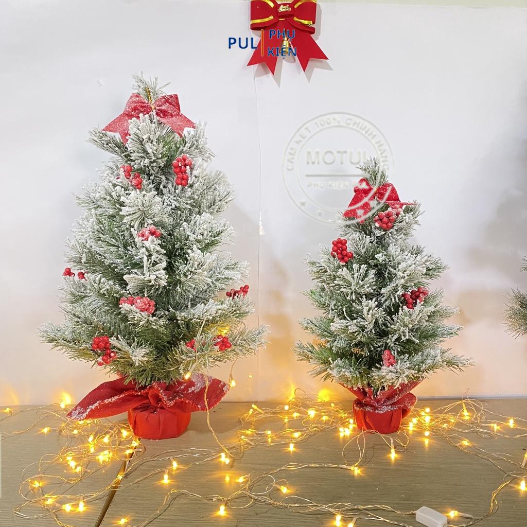 Cây thông noel phủ tuyết gắn trái đỏ mini để bàn trang trí giáng sinh