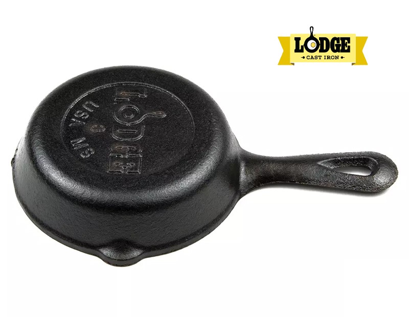 Chảo gang đúc chính hãng Lodge 9 cm - LMS3. Chảo dùng chiên 1 quả trứng, nướng 1 miếng beefsteak, làm chén nước chấm kho
