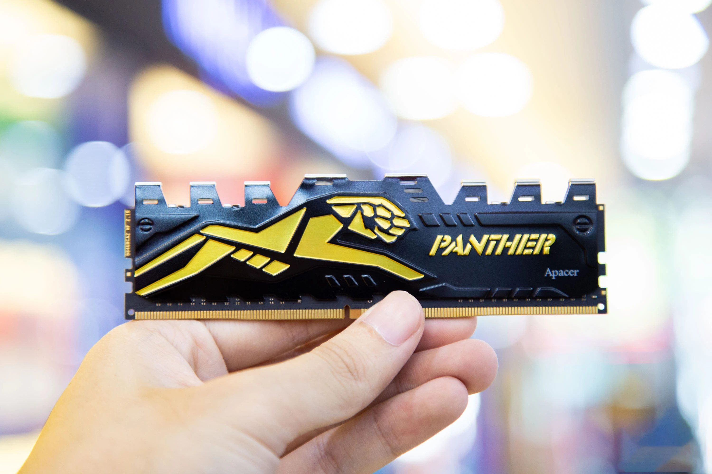 RAM Apacer DDR4 8GB bus 3200 Mhz Panther Golden tản thép - Hàng chính hãng