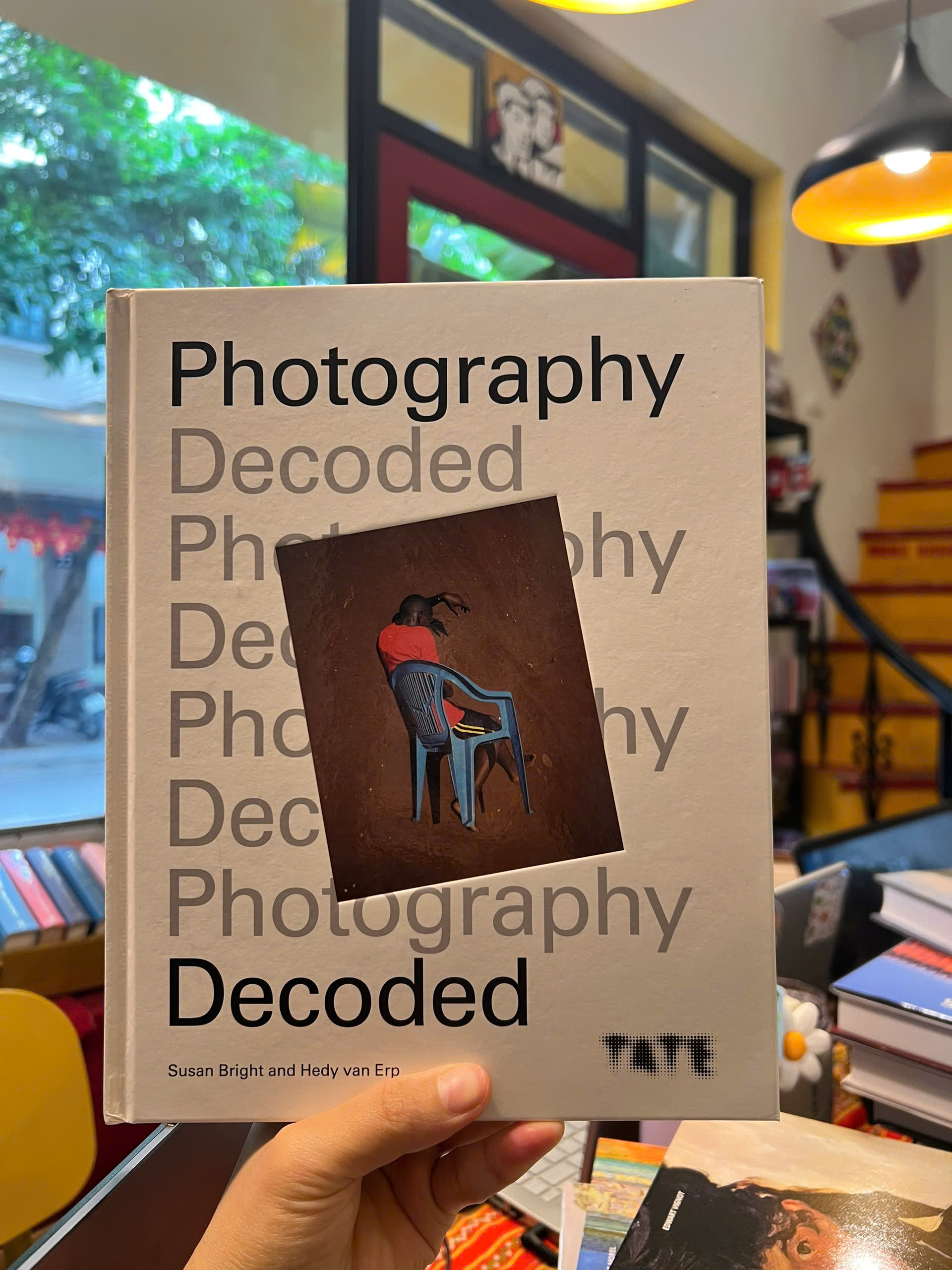Sách - Photography Decoded: The 100 Greatest Ever Photos / Ngoại văn Nhập khẩu UK / Bìa cứng
