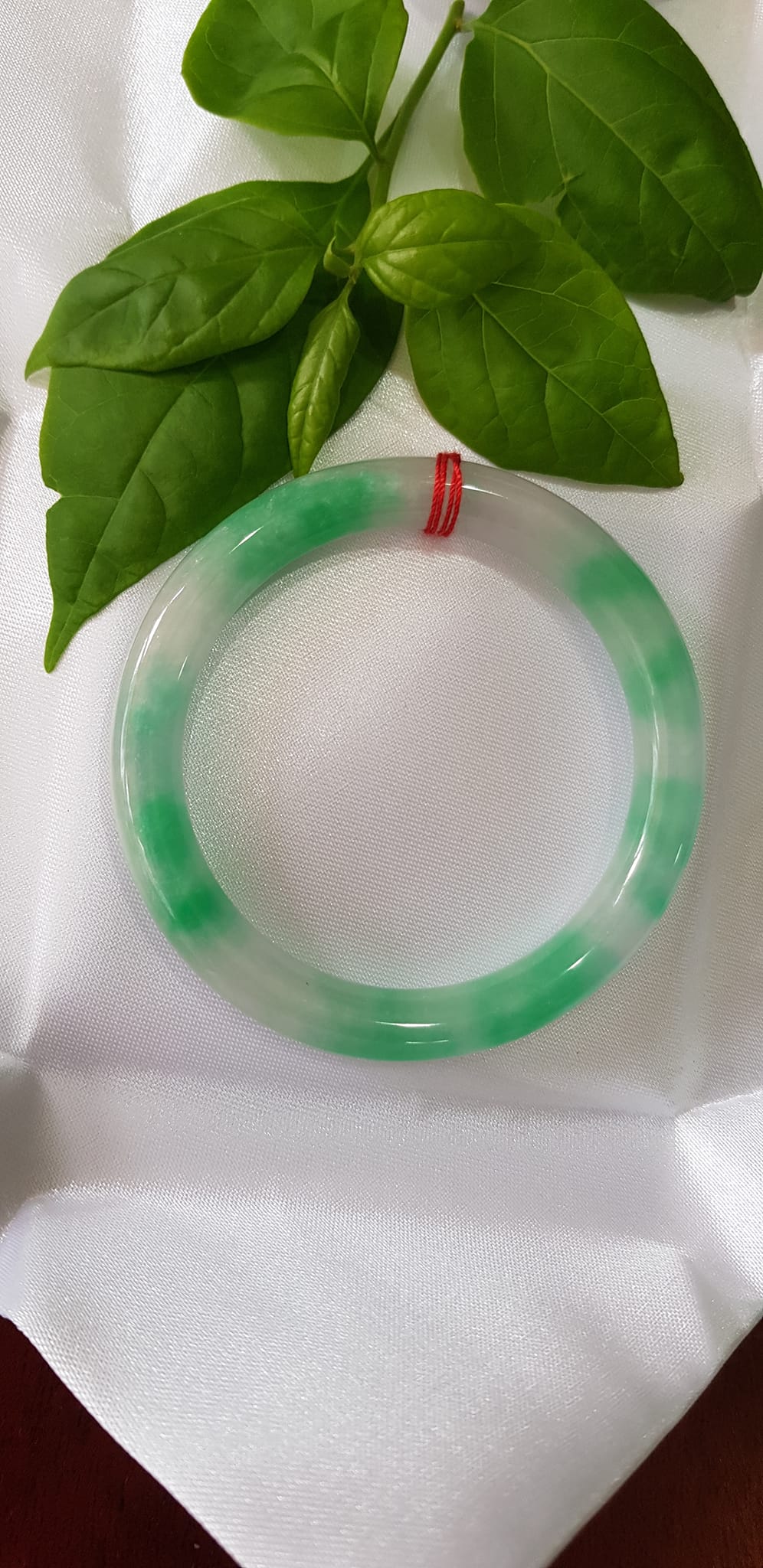️Vòng tay nữ đá Cẩm Thạch tự nhiên mới TR LÝ IC 52mm x chột 8mm vòng màu xanh trắng đều đẹp nữ 50kg - 54kg đeo ạ