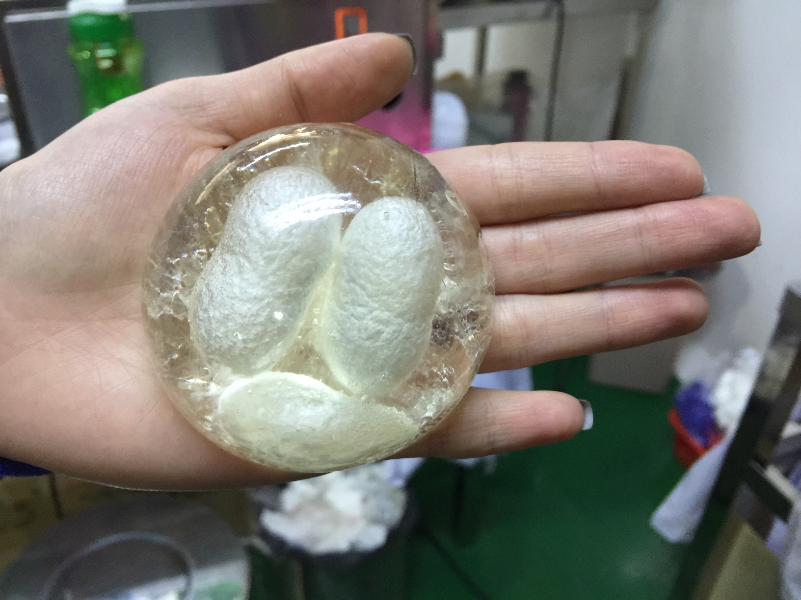 Xà bông Amino kén tơ tằm Tha Von , khôi phục và kích thích tế bào sản sinh collagen, elastin giúp da không bị chảy xệ, phòng lão hóa, mịn màng, trắng trẻo, da đàn hồi tốt hơn