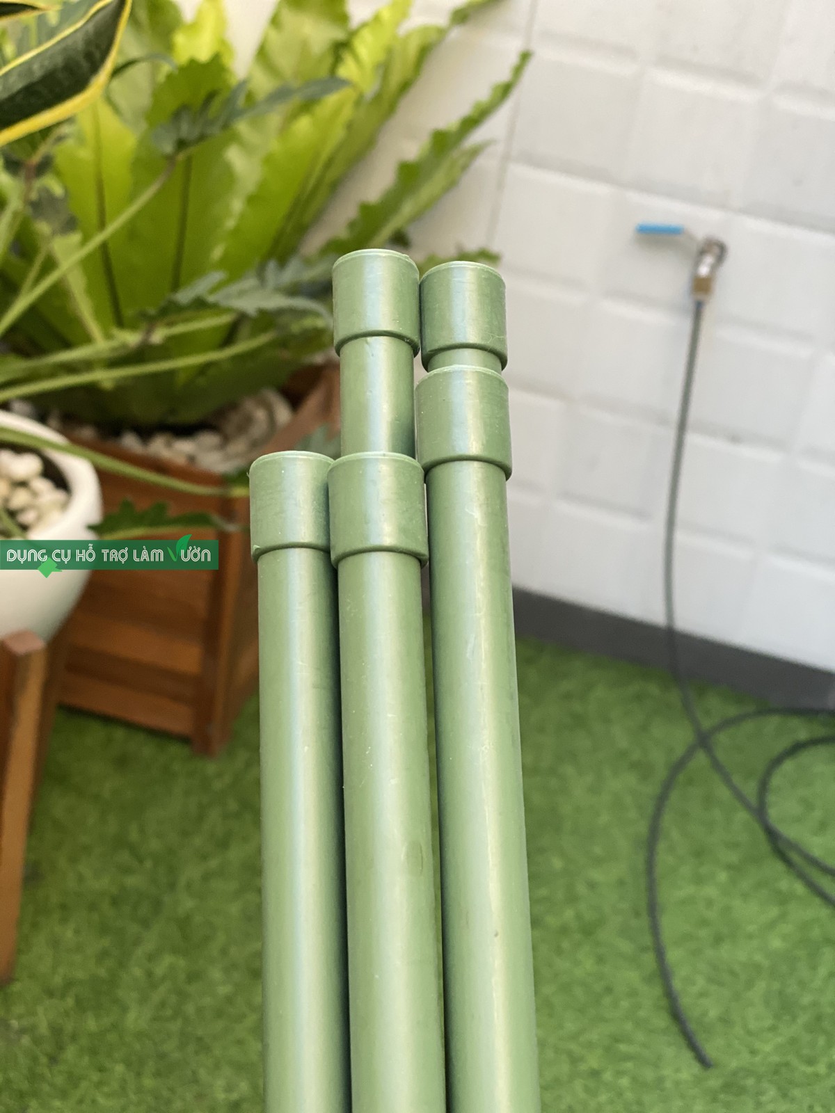 5 ống thép bọc nhựa phi 16 có đầu nối màu cam nối dài ống với nhau chuyên dùng làm khung giàn cho cây leo