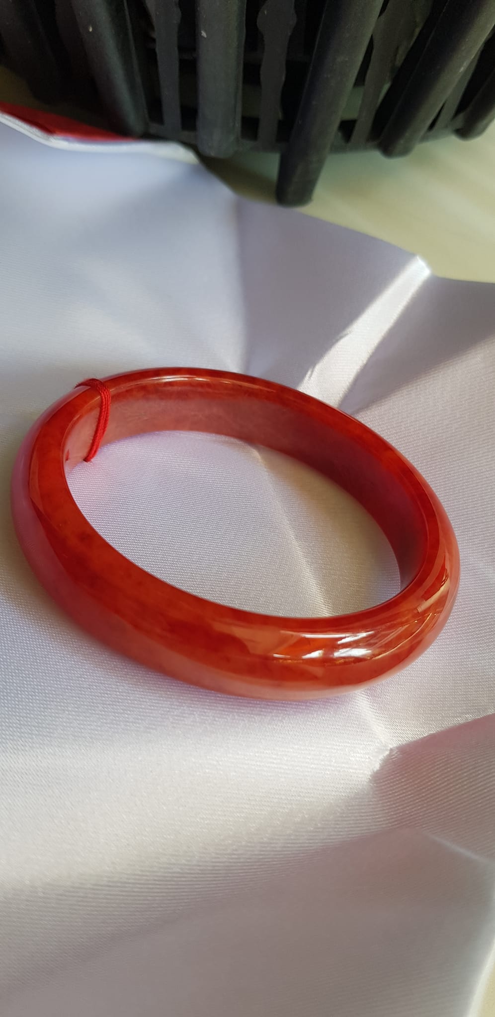 Vòng Cẩm Thạch mới Bản Hẹ Đỏ 62mm x cao 13,5mm x dầy 8,5mm màu đỏ bóng đều đẹp nữ mệnh hỏa mệnh thổ đeo hợp Nữ 68kg - 80kg đeo ạ