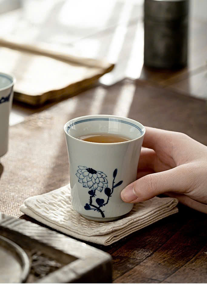 CHÉN UỐNG TRÀ SỨ CẢNH ĐỨC - HỌA TIẾT TỨ QUÝ VẼ TAY - 100ML - CHÉN TRÀ CAO CẤP - VIỆT LONG TRÀ