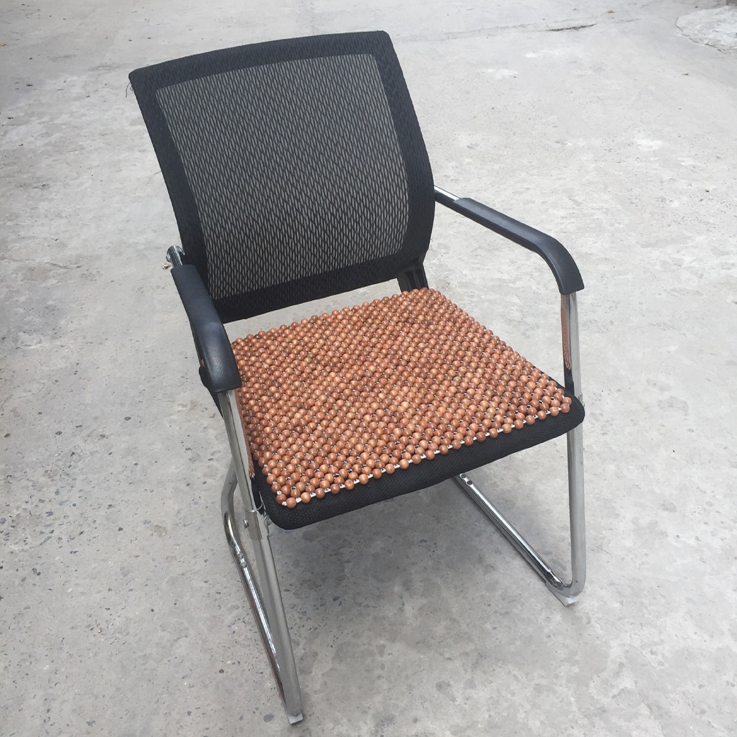 Đệm lót ghế văn phòng bằng hạt gỗ thoáng mát - tấm lót ghế .
