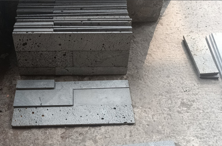 Đá ong xám ốp tường rào, đá ốp giếng trời kiểu 3D lồi lõm chống nóng chống rêu kết hợp chậu treo tường trồng cây đẹp mắt