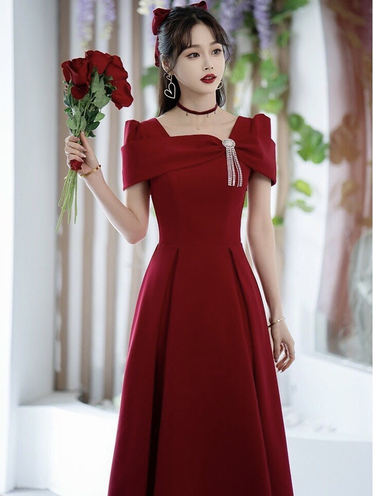 Đầm xoè cổ vuông cách điệu kèm phụ kiện S.MLXL