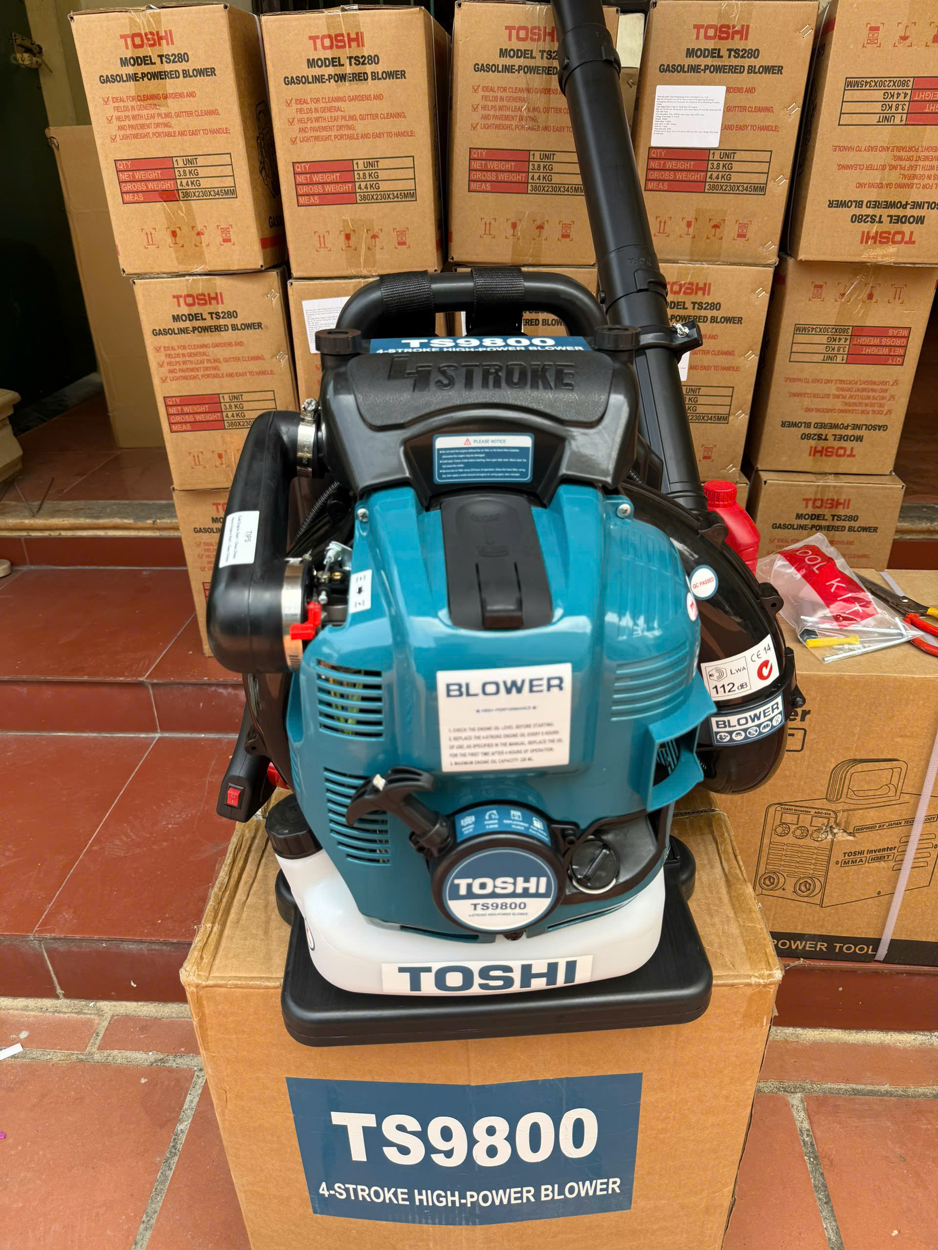 Máy thổi lá, thổi bụi công nghiệp 4 thì TOSHI 75.6CC CÔNG SUẤT 3.9kw