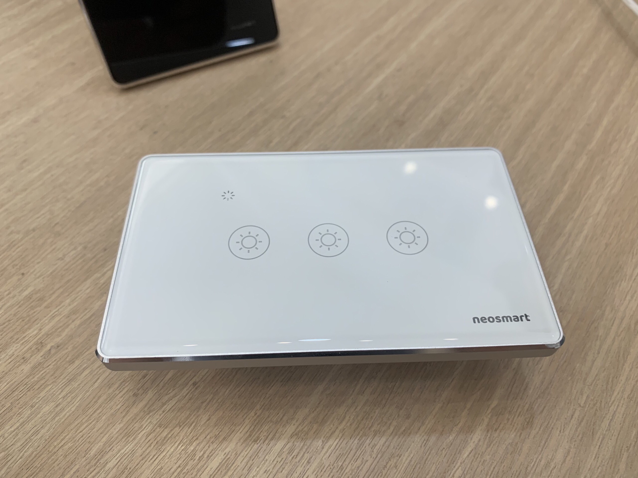 Công tắc chữ nhật thông minh neolock Wifi / Zigbee bo viền 3 Gang - neoSSW2