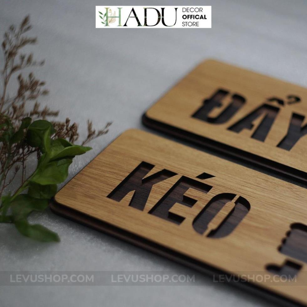 Bộ 2 bảng gỗ Kéo Đẩy trang trí dán cửa ra vào Hadu DECOR-TP06 - HaduDecor