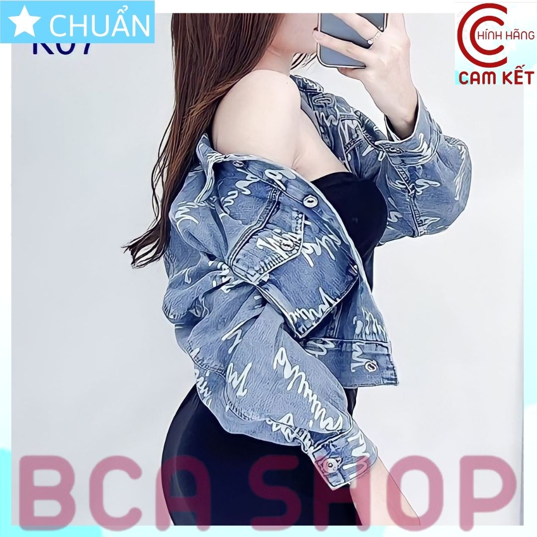 Áo khoác jeans nữ K07 ROSATA tại BCASHOP kiểu dáng croptop, thời thượng với chất jean cao cấp, phom chuẩn - xanh jean