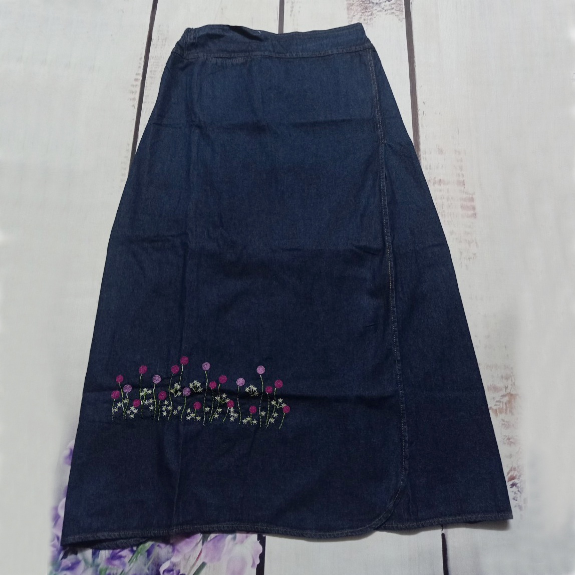 Váy Chống Nắng Xẻ Tà Loại Tốt Vải Jean Cao Cấp Có Thể Chống Được Tia UV Tới 100% Được Thêu Họa Tiết Hoa Trinh Nữ Tím Cùng Với Dàn Nút Bấm Bằng Kim Loại Không Gỉ Rất Chắc Chắn