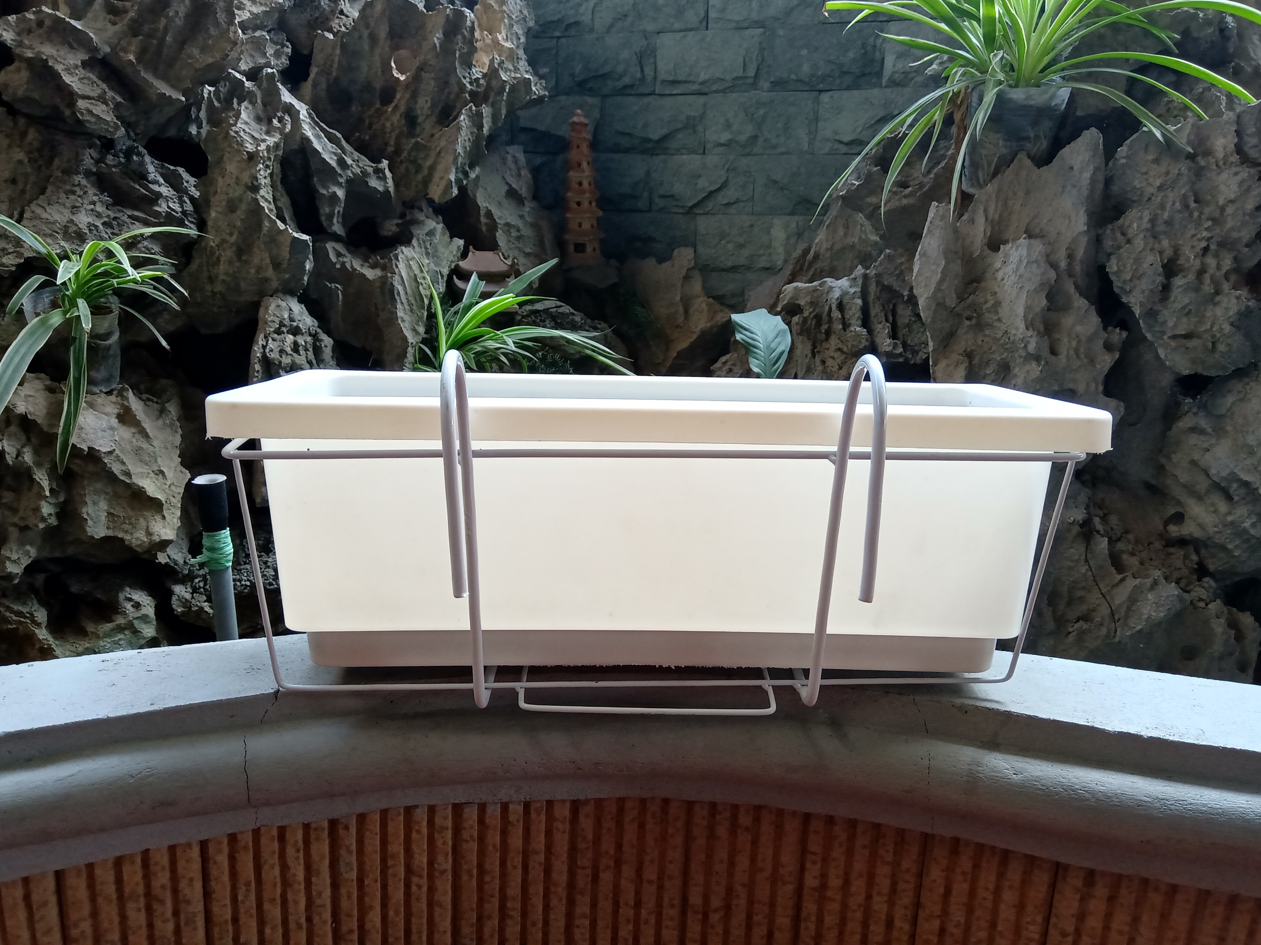 Móc treo ban công kèm chậu thông minh màu trắng 48x21x16 cm