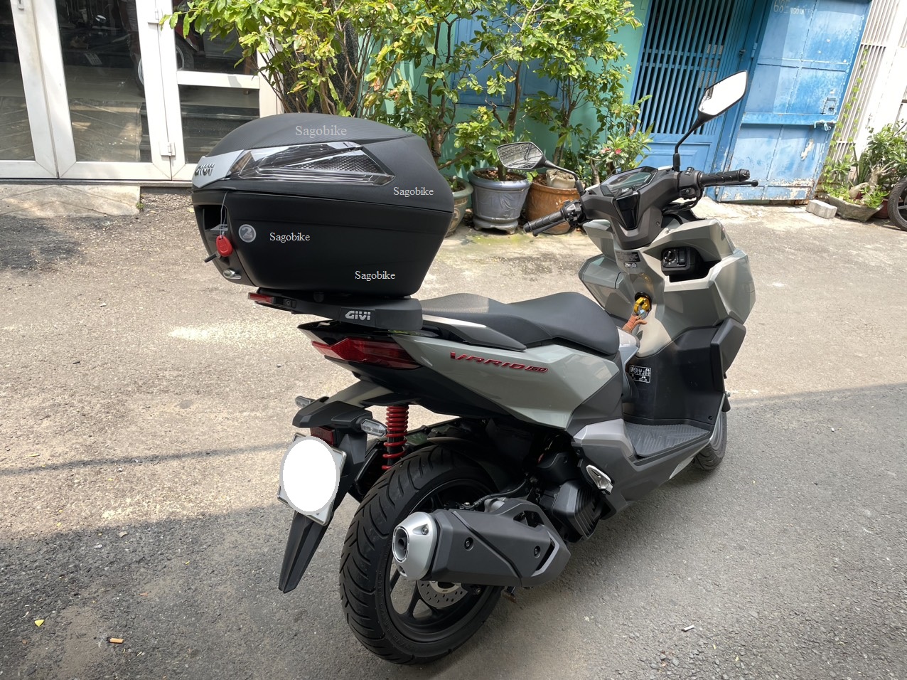 Thùng xe Vario 160, thùng givi B34NT kèm đế M7MN-S có đèn stop