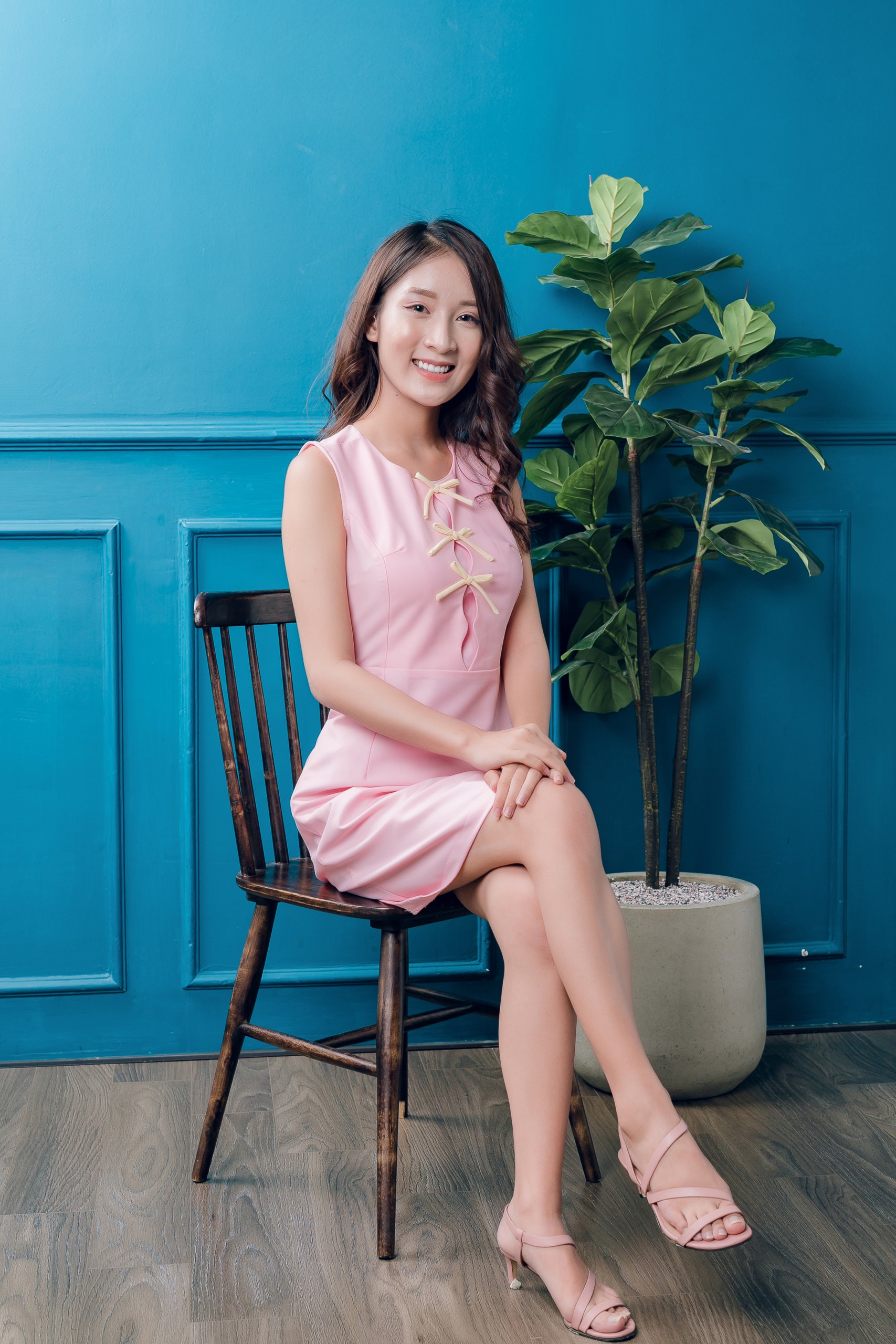 ĐẦM DẠO PHỐ DÁNG CHỮ A ĐÍNH NƠ TRƯỚC NGỰC