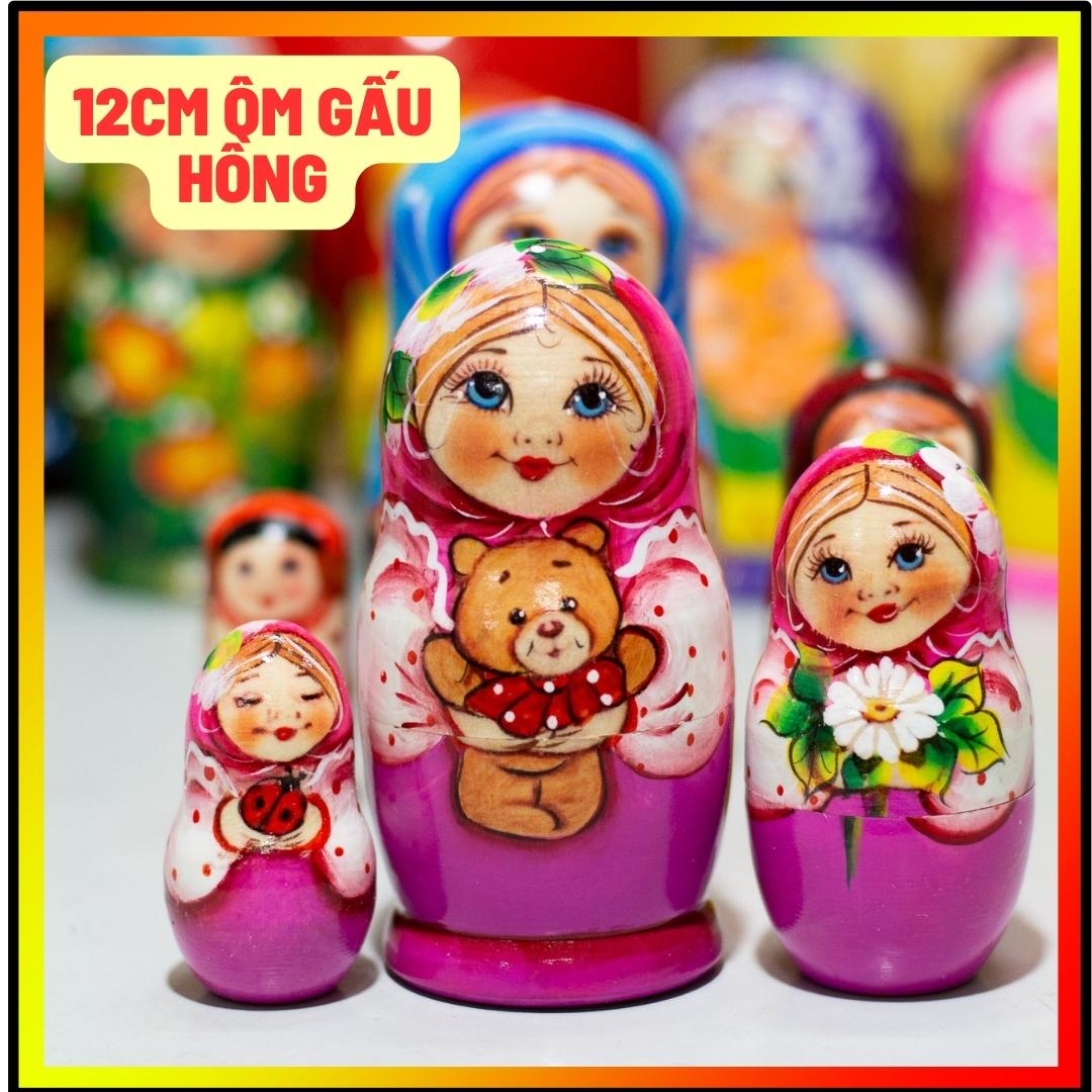 BỘ BÚP BÊ NGA 3 LỚP CAO 12 CM VẼ HOA VĂN "CÔ BÉ ÔM GẤU" MÀU HỒNG