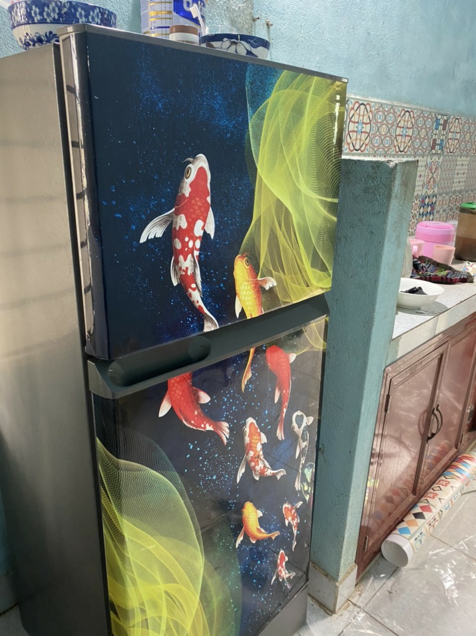 Miếng dán tủ lạnh chất liệu decal , không thấm nước, keo ngược mặt sau, bám dính chắc chắn, dễ dàng lau chùi, hình ảnh in sắc nét