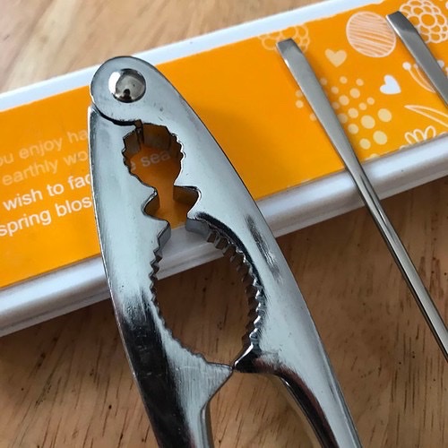 Dụng cụ kẹp càng cua ,ghẹ và tách các loại vỏ hạt cứng bằng inox không gỉ nhỏ gọn tiện lợi dễ sử dụng
