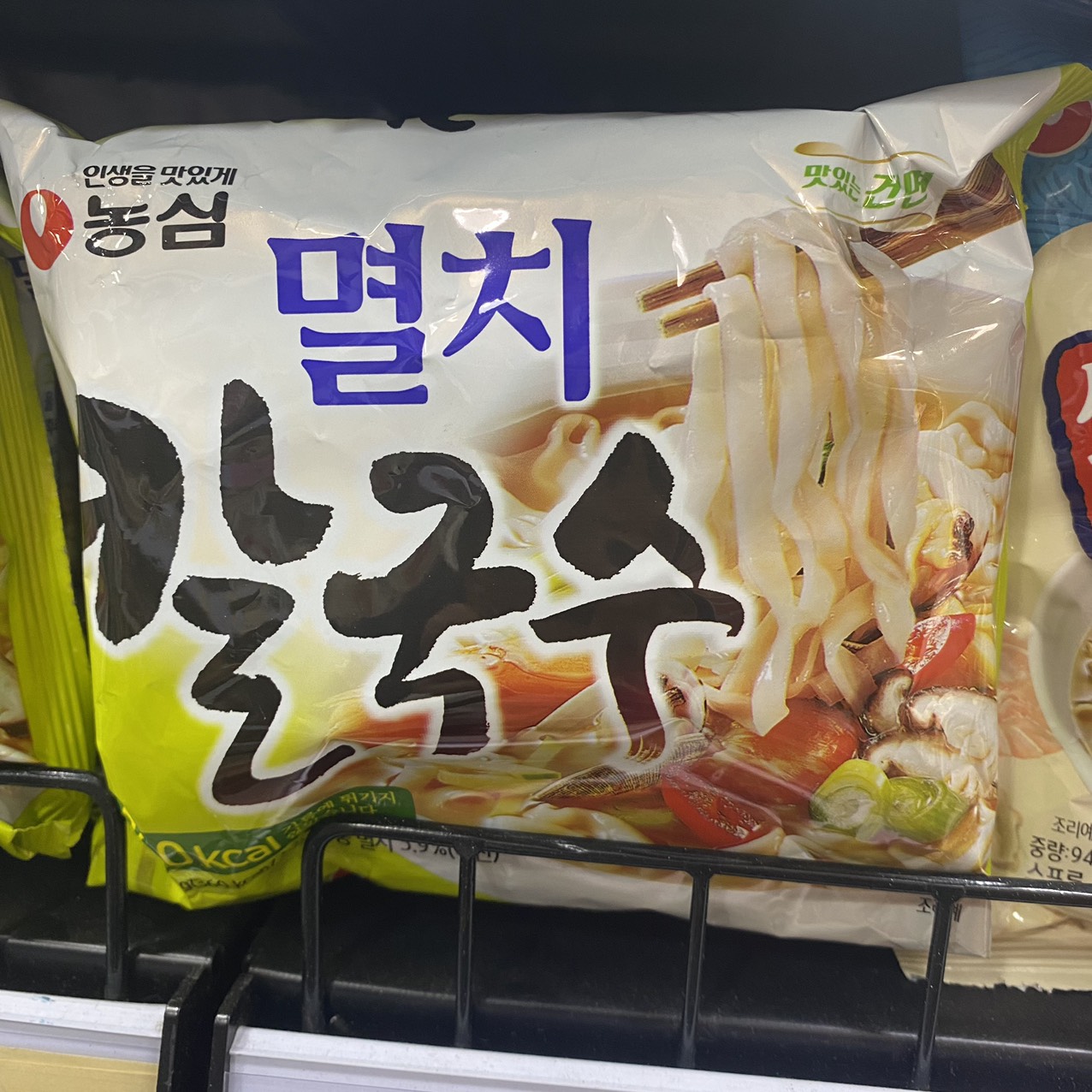 Mì Sợi Kalkuksu Vị Cá Tròng Nongshim Hàn Quốc Gói 98G / 농심) 멸치 칼국수 98G