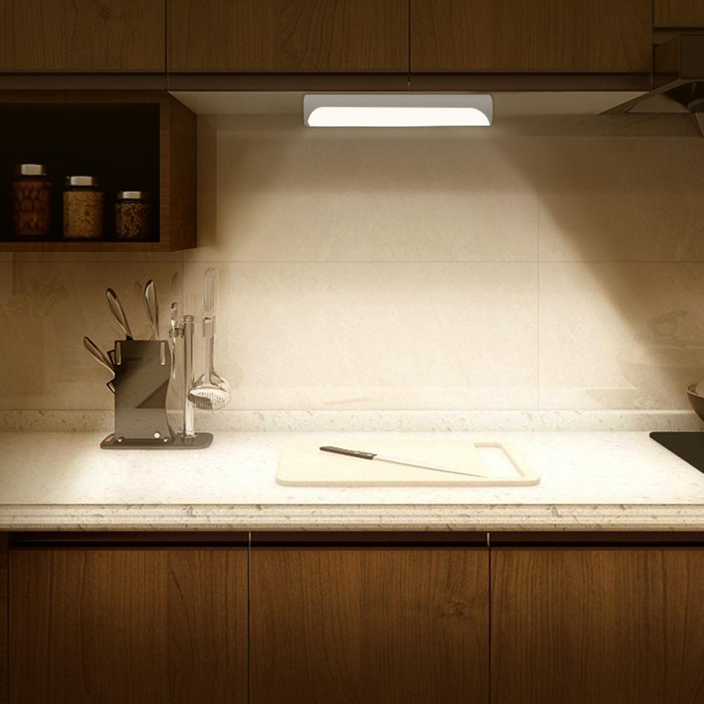 Đèn ngủ LED với kích thước nhỏ gọn, dễ dàng cho bạn mang theo khi làm đèn pin. Đi kèm với bộ điều khiển từ xa,