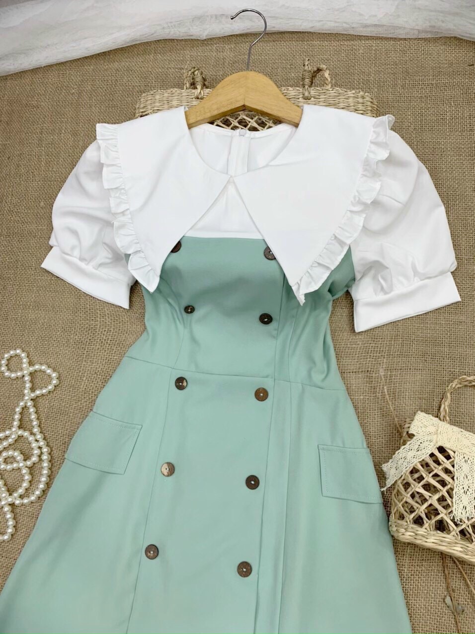 ĐẦM VÁY CỔ LÁ BÈO PHỐI NÚT GỖ THIẾT KẾ HAI LÁ TÚI GIẢ HÔNG - Hình Shop Chụp