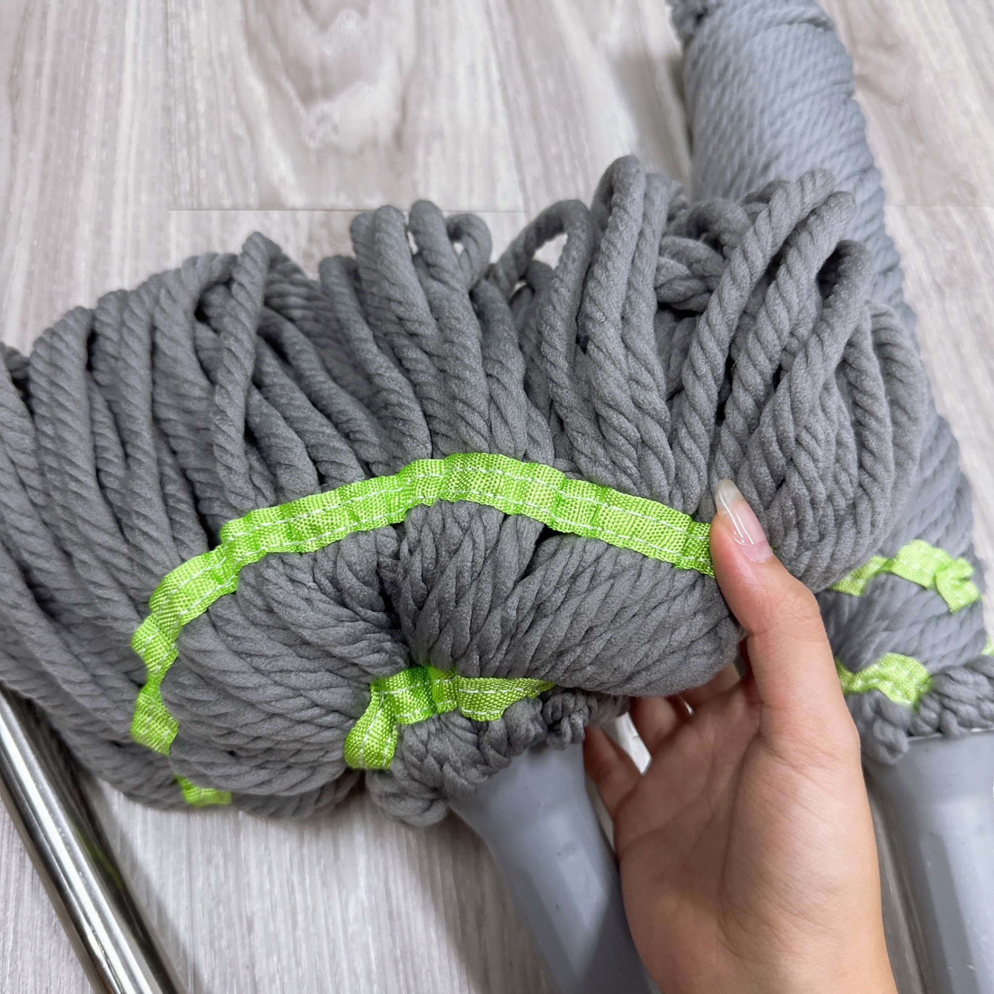 Cây Lau Nhà Vắt Tay Trợ Lực Tròn Chuyên Dụng Siêu Bền (Giao màu ngẫu nhiên)