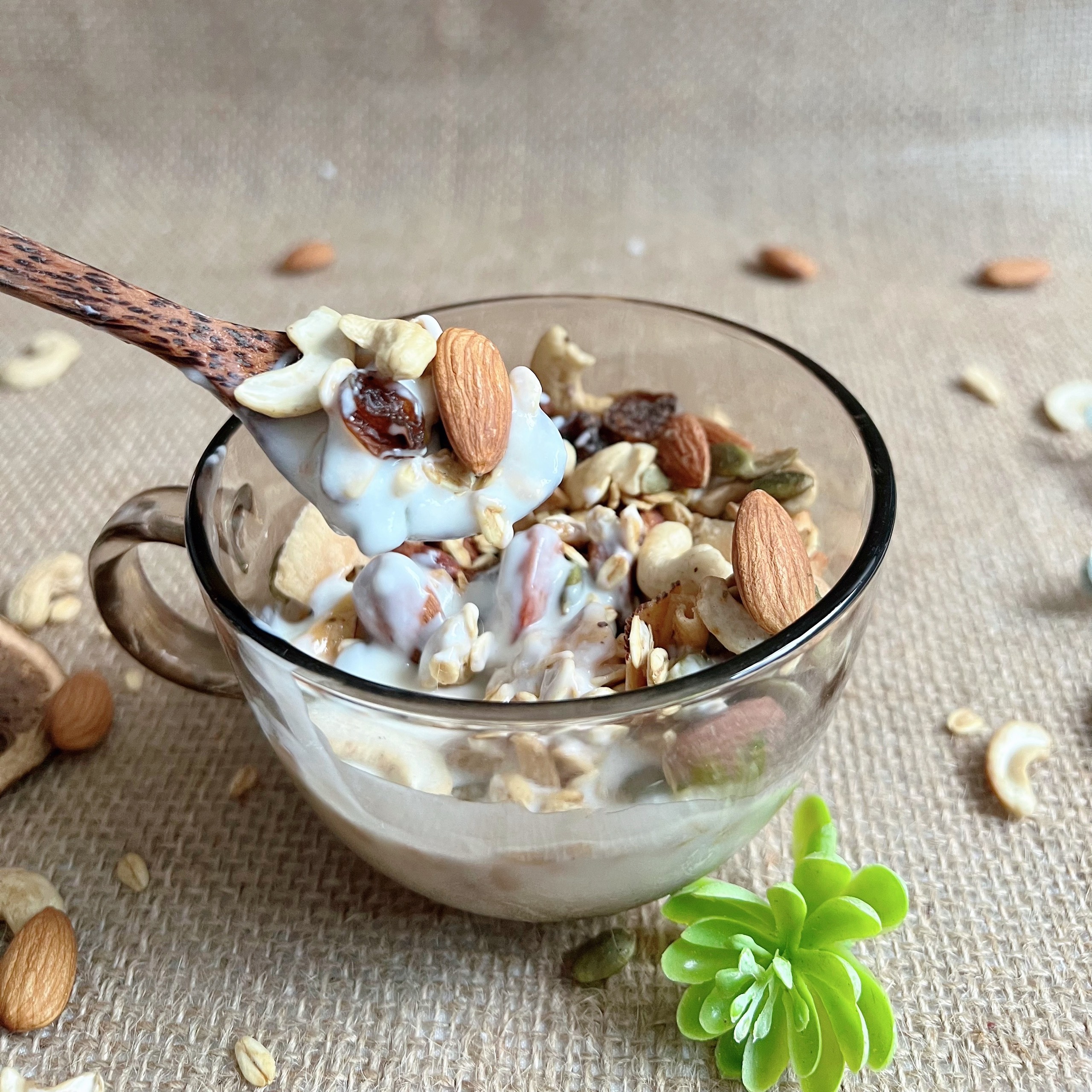 Granola Ngũ Cốc Ăn Kiêng - Ngũ Cốc Granola Siêu Hạt Gunuts Không Đường Chính Hãng Giúp Bổ Sung Và Phát Triển Trí Não Hộp 500g