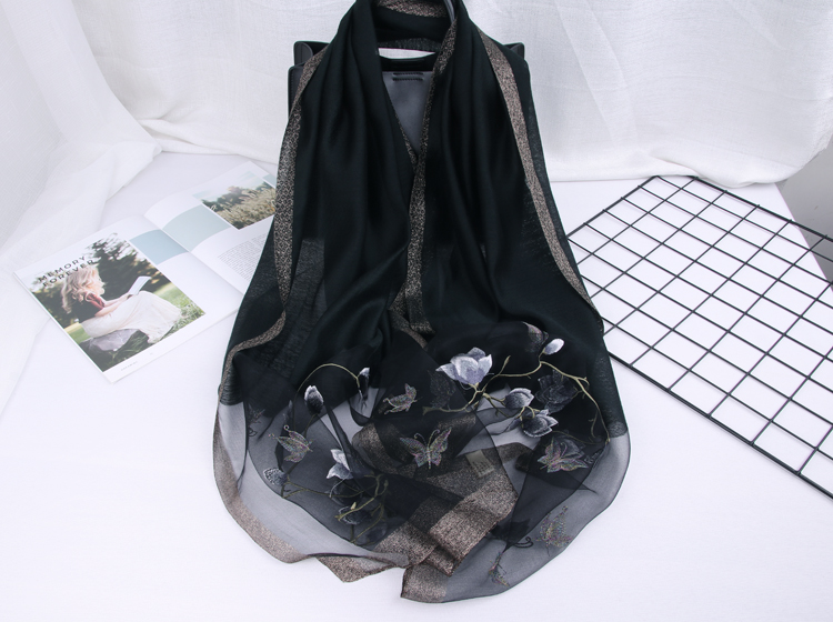 Khăn lụa thêu hoa mộc đen