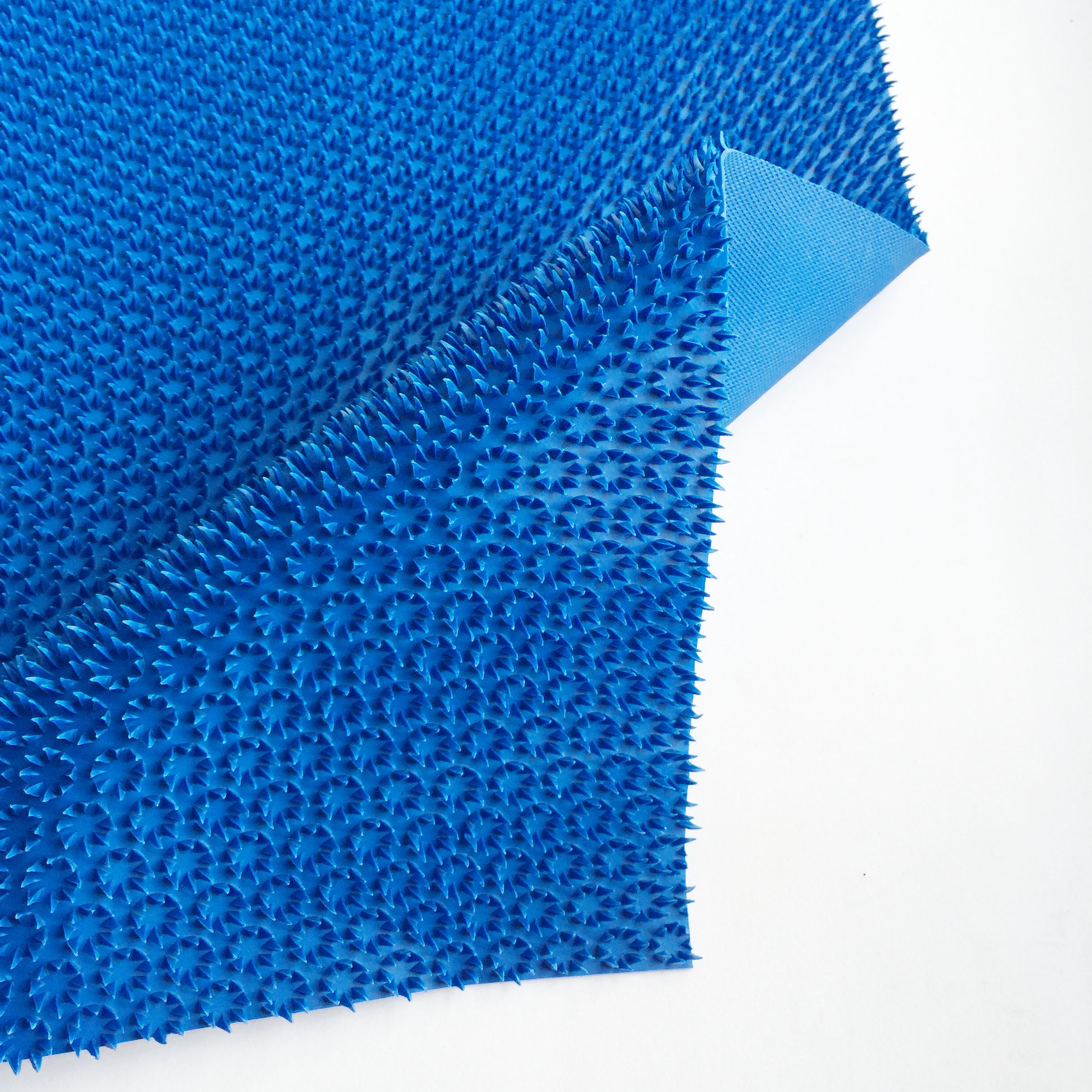 Thảm nhựa gai hoa cúc màu xanh dương chống trơn trượt - khổ 90cm