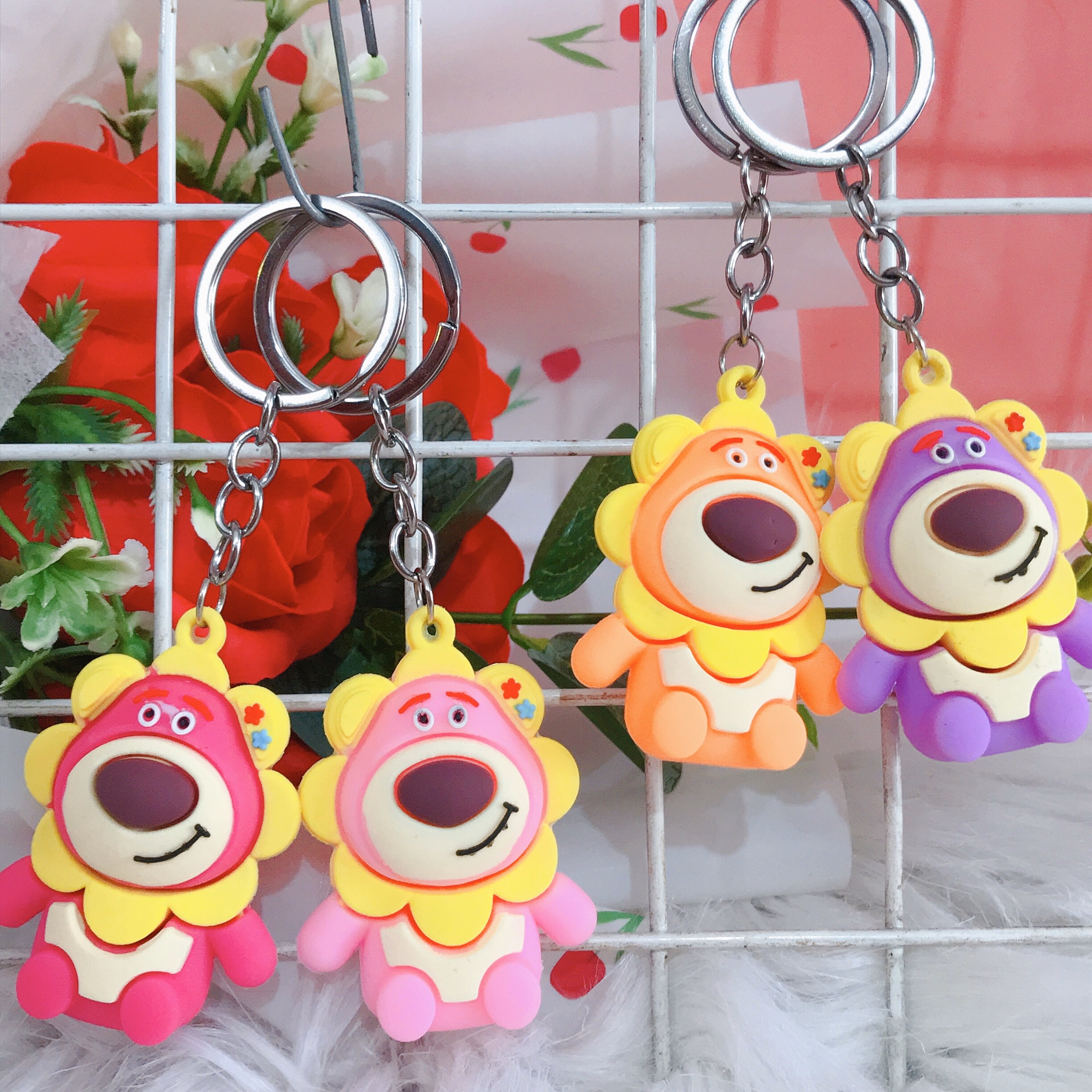 Móc Khoá Gấu Dâu Hồng Lotso Silicon Siu Đáng Yêu - Gấu Lotso Huggin Trong Phim Hoạt Hình Toy Story Dễ Thương