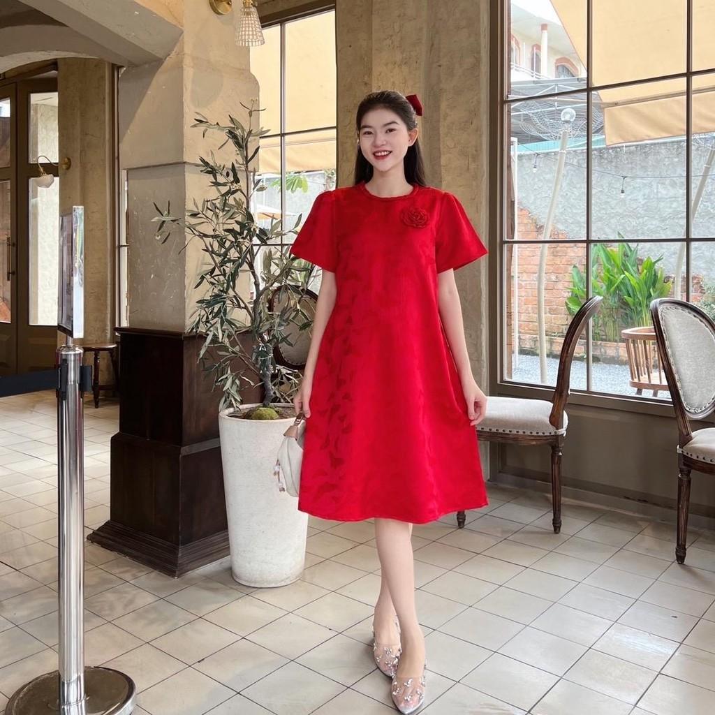 Đầm bầu dự tiệc gấm nổi hoạ tiết phối cổ đan đính bông - Hồng