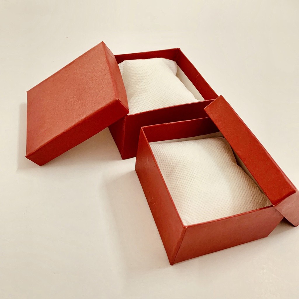 Hộp đựng đồng hồ bằng giấy cứng m2,gồm màu đỏ và màu đen,dùng để đựng đồng hồ hoặc trang sức hf4c