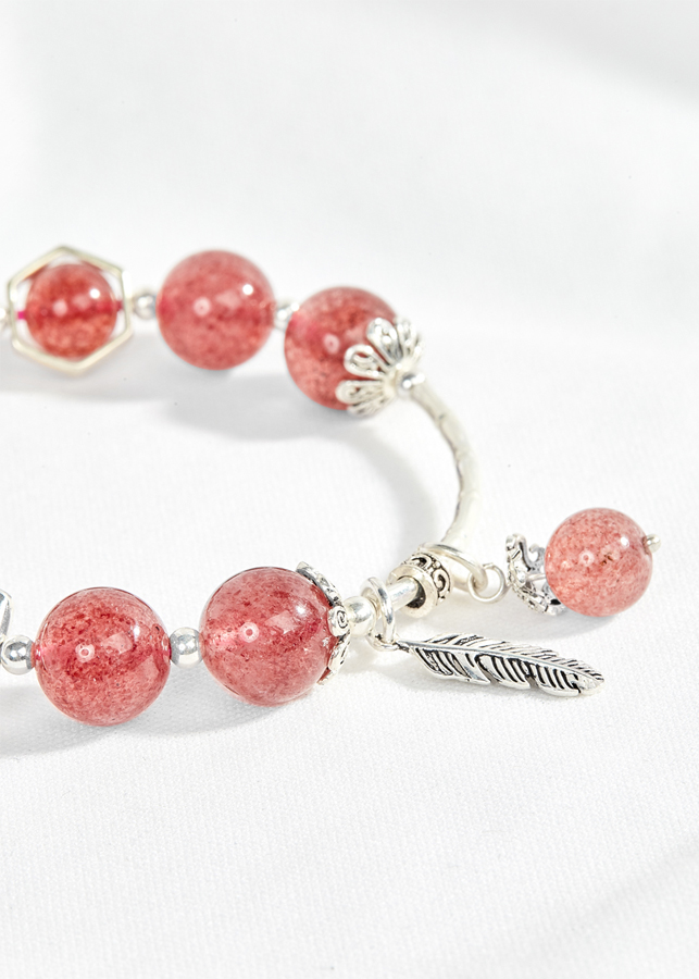 Vòng thạch anh ưu linh dâu đỏ phối charm mỏ neo Ngọc Quý Gemstones
