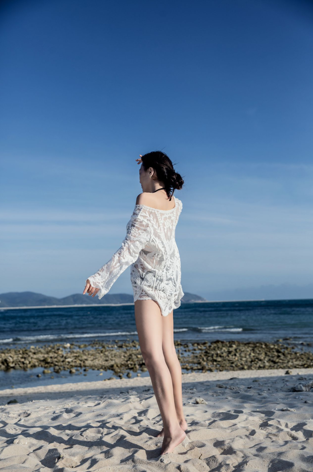 Áo ren lưới đi biển mặc khoác ngoài bikini dài tay dáng chui đầu sexy quyến rũ - A01