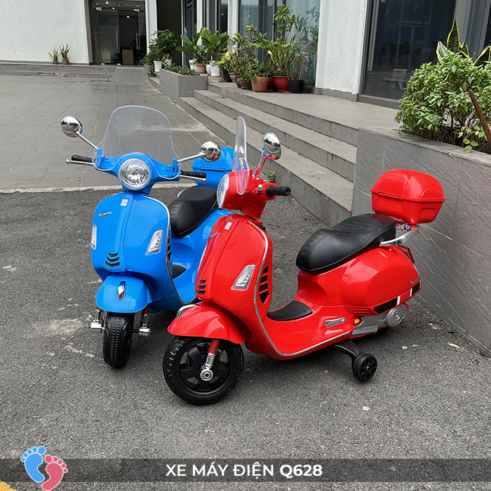 Xe máy Vespa có kính chắn gió và cốp, hộp để đồ chơi cho bé BABY PLAZA Q628