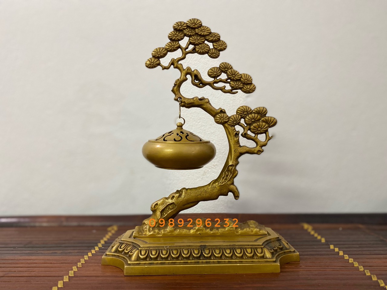 Lư Xông Trầm treo cây tùng bằng đồng