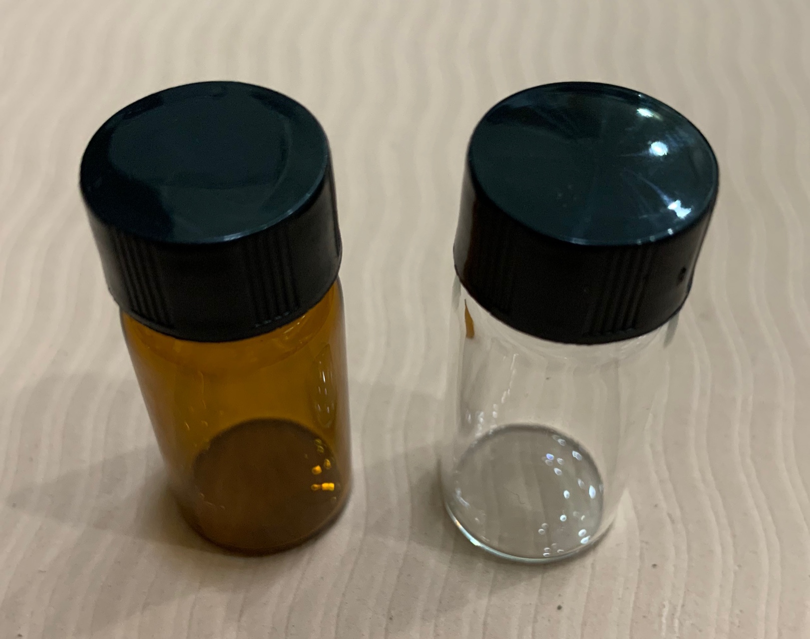 Chai thủy tinh 5ml + Nắp vặn nhựa kín đen 15-425, 100 cái hộp, Alain TQ.