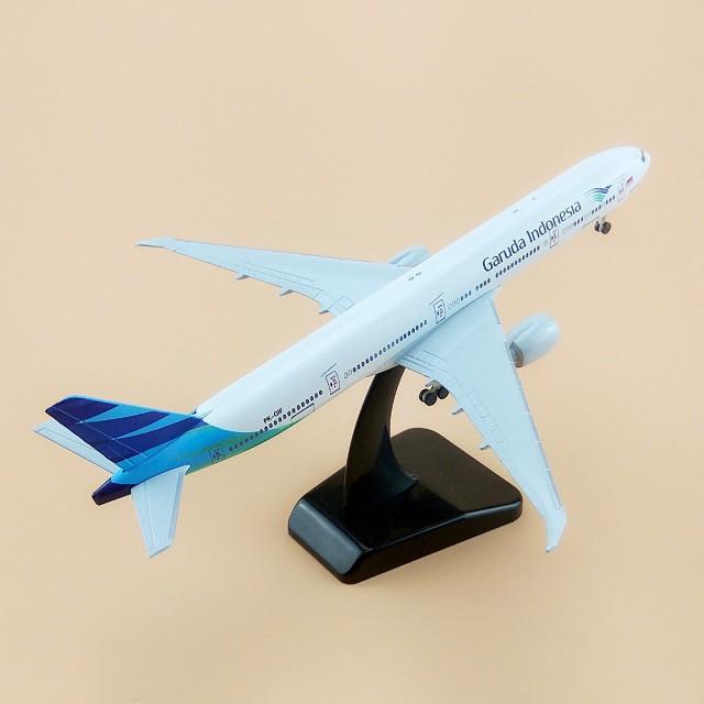 Mô hình máy bay tĩnh B777-300ER Garuda Indonesia 18cm có bánh xe