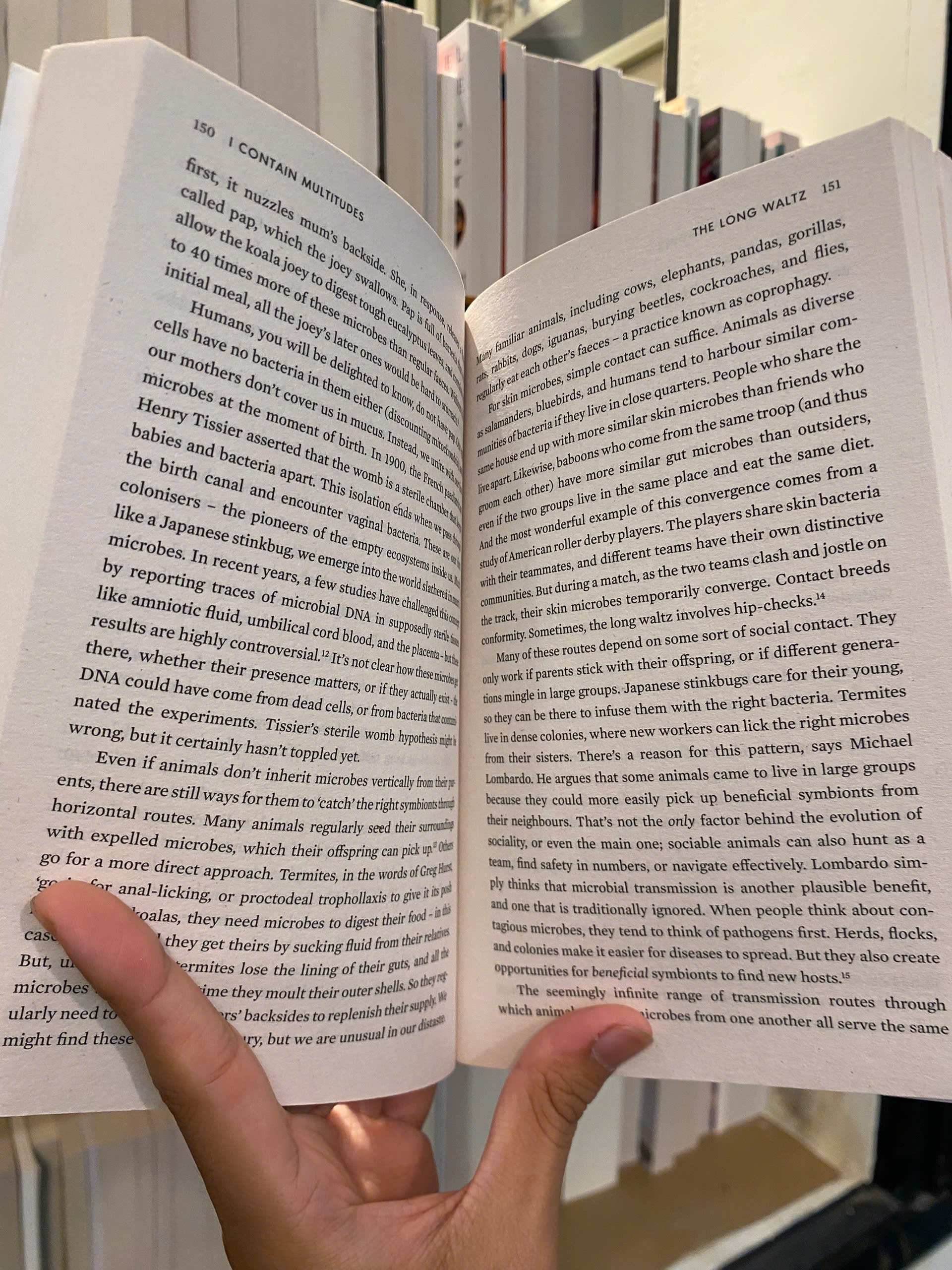 Sách - I Contain Multitudes: The Microbes Within Us and a Grander View of Life by Ed Yong