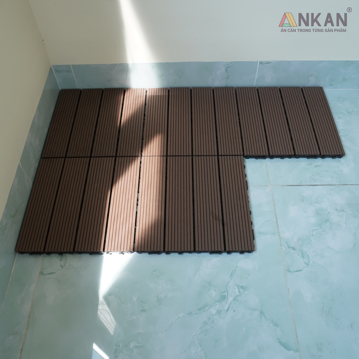 Sàn Vỉ Gỗ Nhựa Composite Cao Cấp, Lót Sàn Ban Công Nhà Tắm, Vỉ Dày Chắc Chắn Có Vít Ốc Dưới Nan, Màu Nâu Mới, Dễ Dàng Lắp Đặt