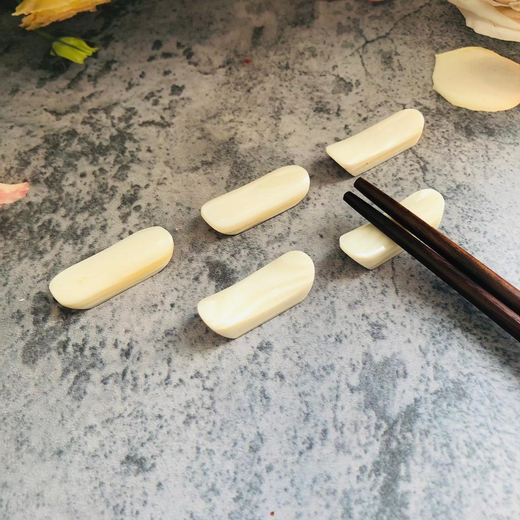 Gác/Kê Đũa Trai Trắng Hình Gối, Phong Cách Nhật Bản, Phụ Kiện Nhà Bếp, Chụp Ảnh Decor Xinh Xắn