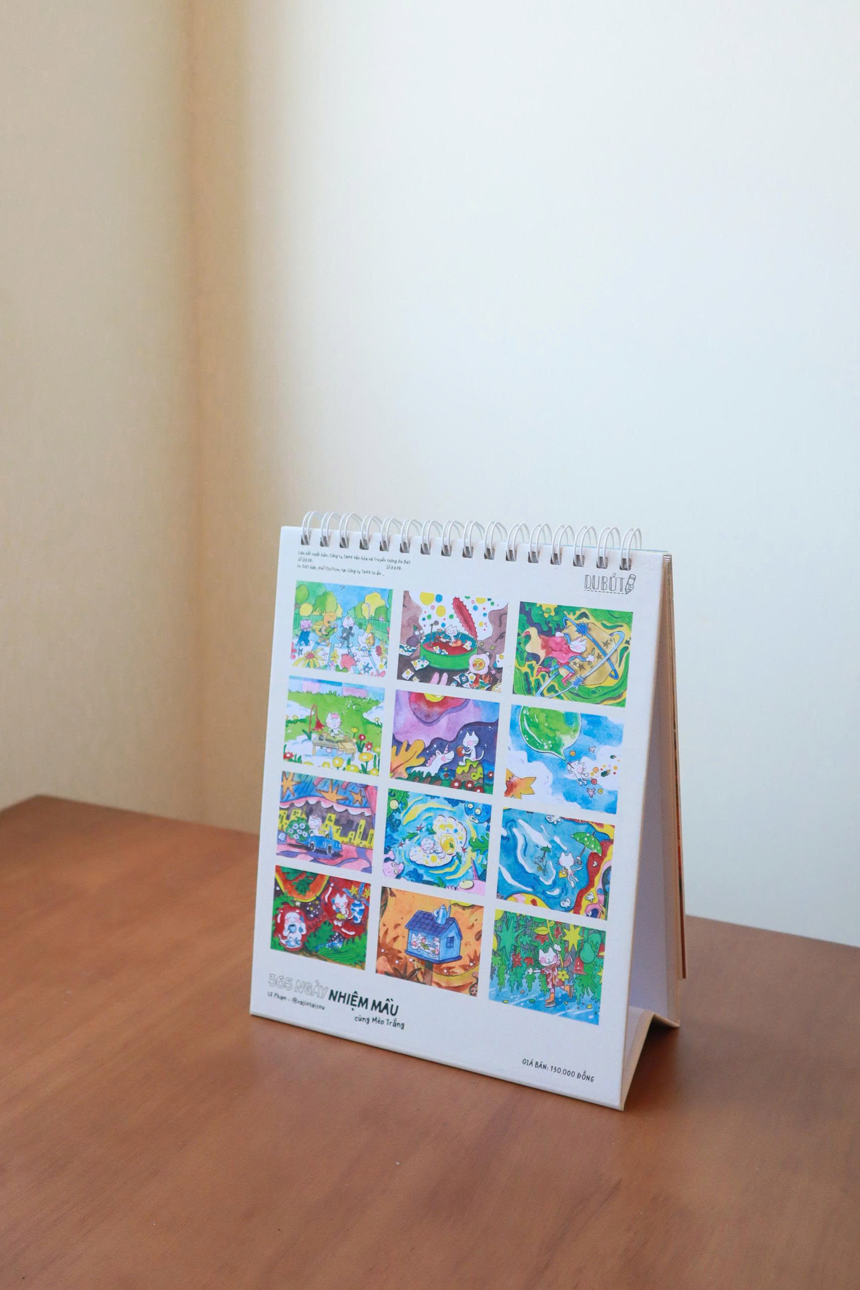 LỊCH BÀN: 365 NGÀY NHIỆM MẦU CÙNG MÈO TRẮNG – 2026 – Du Bút